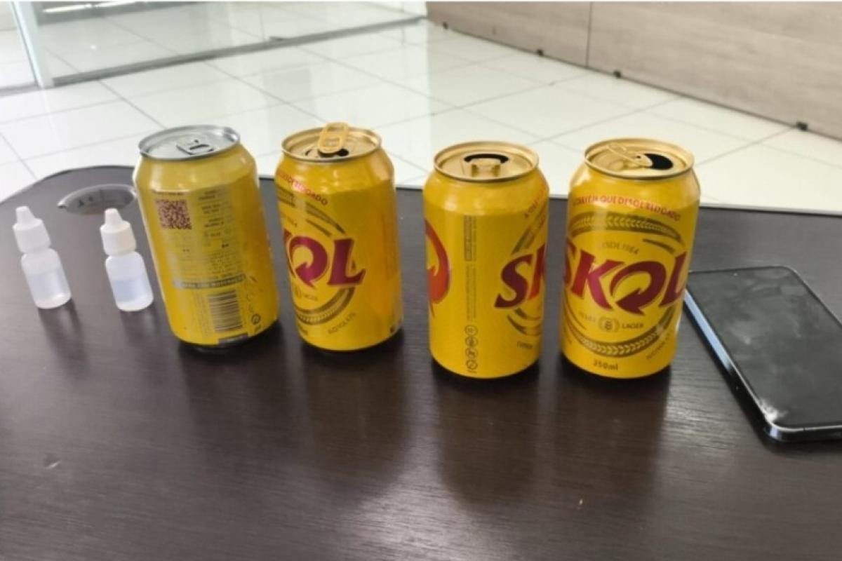 No veículo, os agentes encontraram latas de cerveja, sendo algumas vazias e outras cheias, além de dois frascos de lança-perfume.