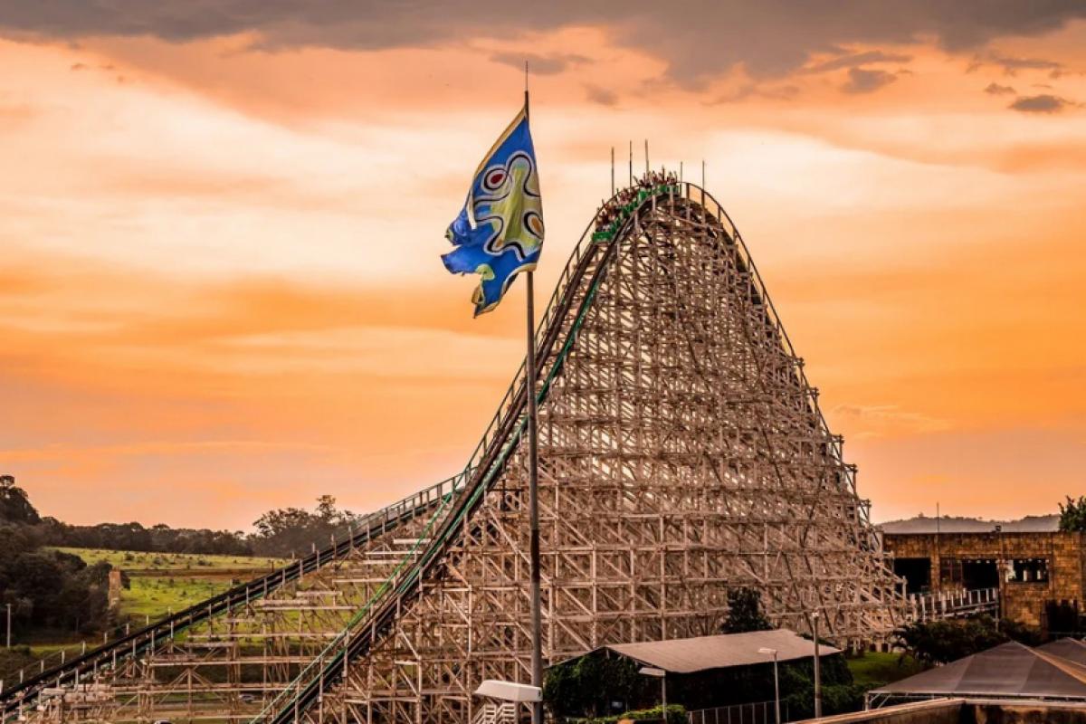 A Montezum é a maior montanha-russa de madeira da América Latina, localizada no parque de diversões Hopi Hari em Vinhedo (SP)