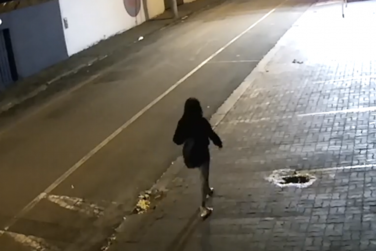Vítima chegando ao ponto de ônibus, no Jardim Califórnia, antes de ser atacada por um trio de criminosos