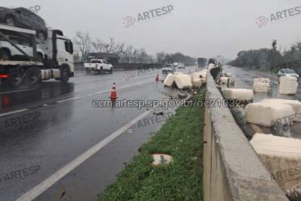 Queda de carga de algodão interditou faixa da Rodovia Anhanguera, em Americana