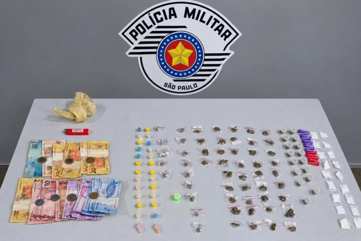 Polícia Militar encontrou drogas e dinheiro em uma sacola próxima a quatro homens; um conseguiu fugir e três foram presos.