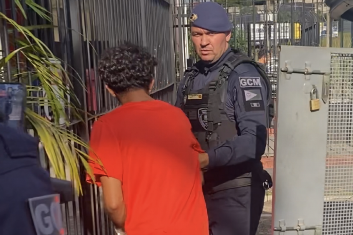 Foragido chegando à CPJ de Franca, conduzido pela Guarda Civil Municipal