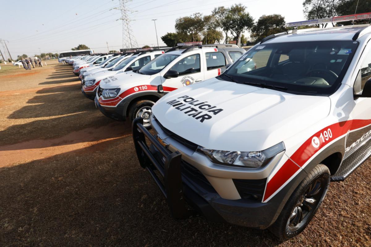 Sistema de monitoramento identificou Honda CG 160 furtada horas antes; dois homens foram abordados na John Boyd Dunlop e acabaram presos.
