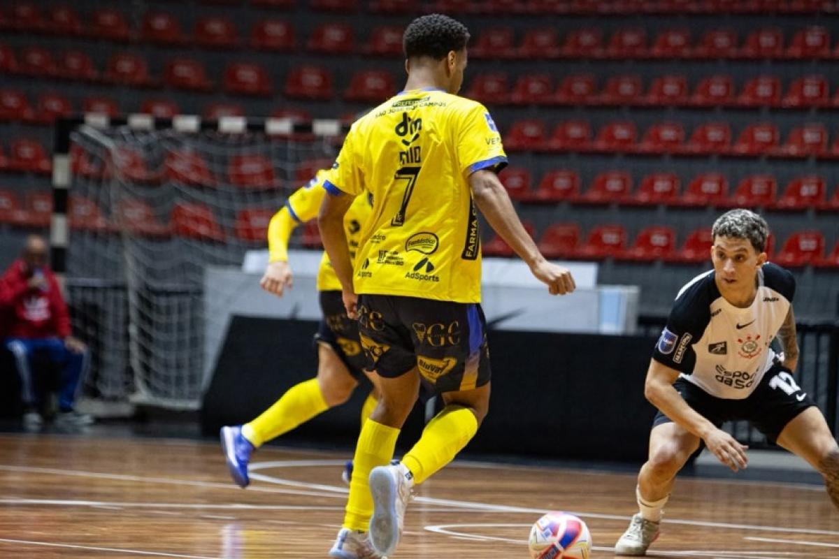 Lance do jogo entre Corinthians e São José