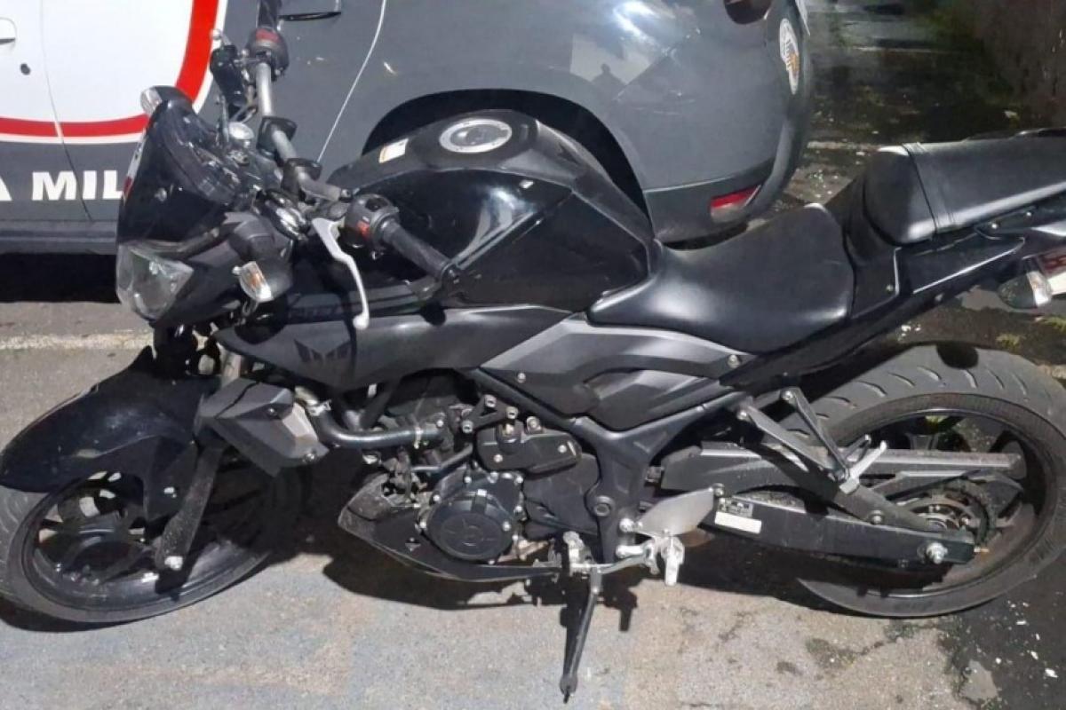 Yamaha MT-03 tinha placa irregular e numerações de chassi e motor suprimidas; três homens foram presos no Jardim Lisa.