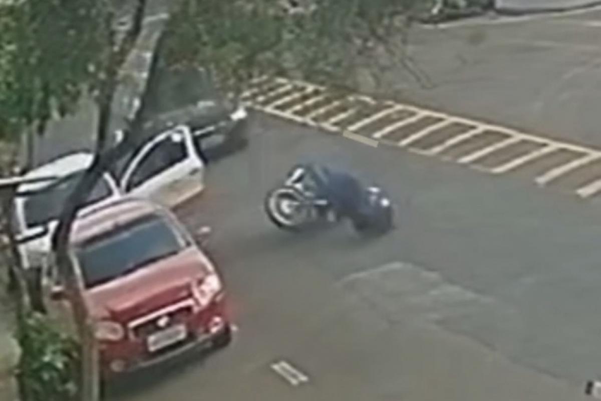 Motociclista caído após atingir porta de carro em Franca 