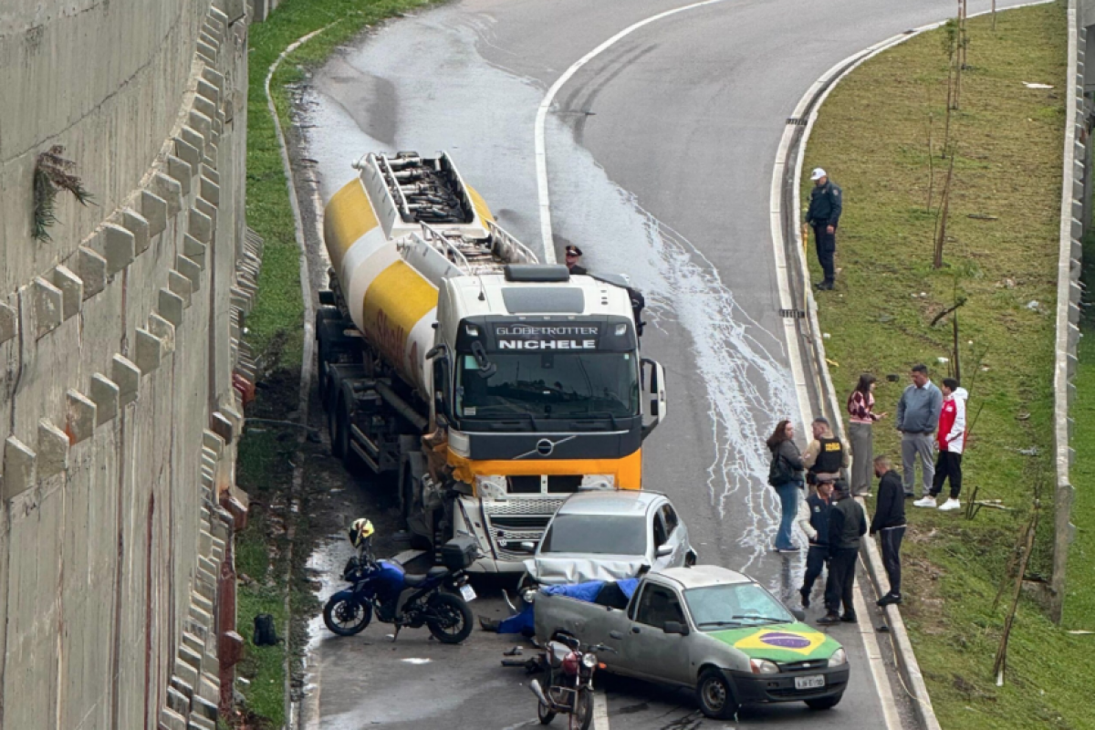 Motociclista cai na via, motoristas param para ajudar e 2 morrem