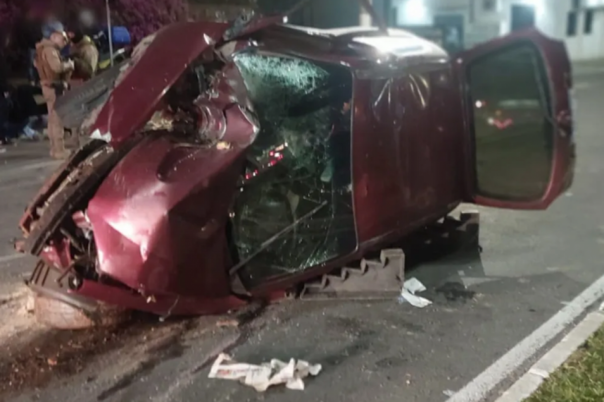 Os socorristas atendiam três pessoas após um carro bater contra uma araucária na Avenida Presidente Vargas, em Lages.