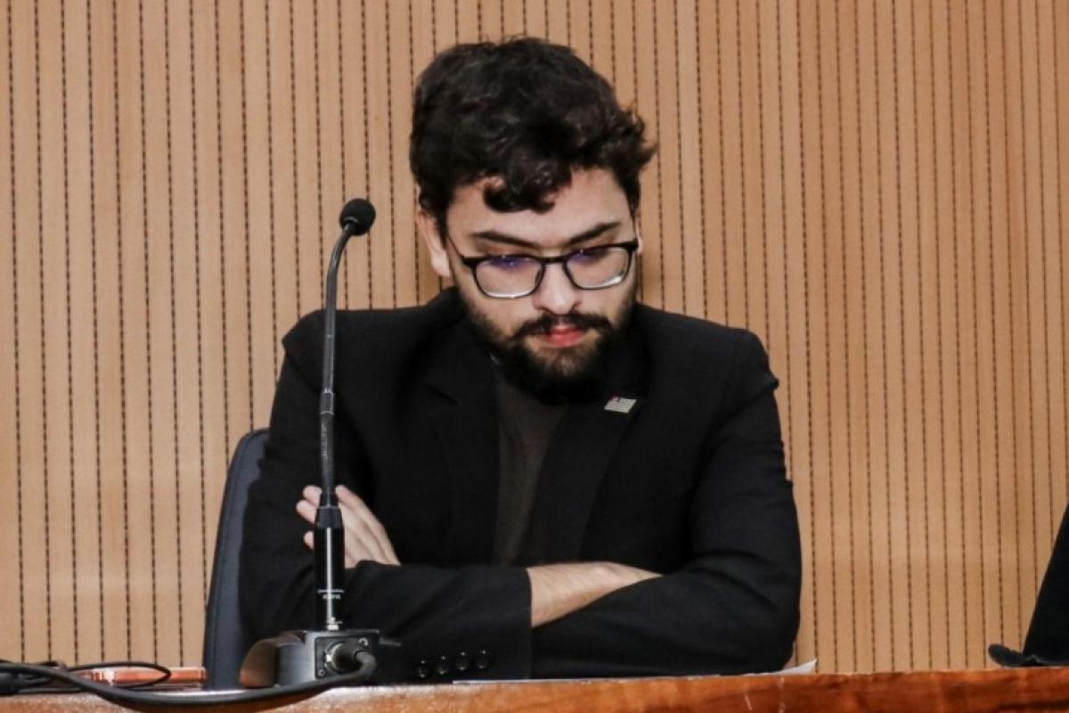 Vini Oliveira chega ao julgamento sob ameaça de cassação e de outra punição; mesmo 21 votos contra ele não bastam para perda do mandato.