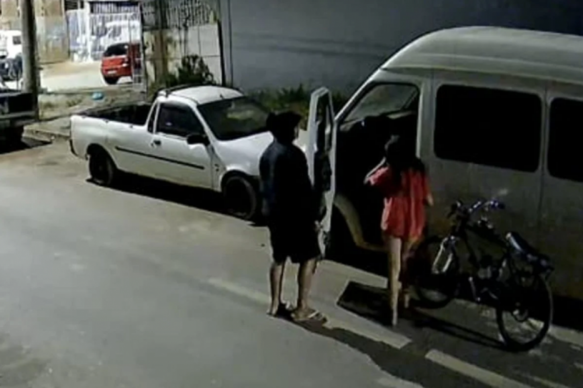 Imagens de câmeras de segurança mostram pessoas entrando na van em diferentes horários.