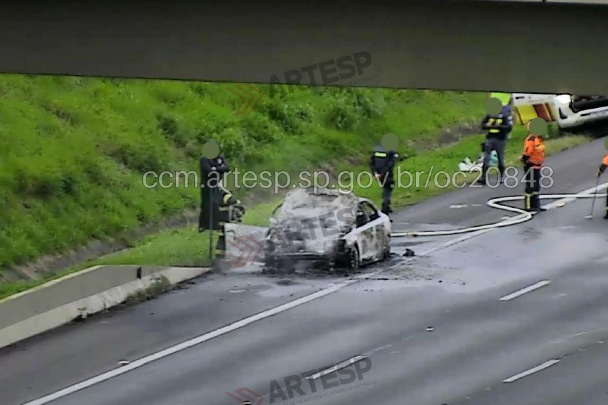Jetta pegou fogo no km 87 da Rodovia dos Bandeirantes; duas faixas chegaram a ser bloqueadas e ninguém ficou ferido.