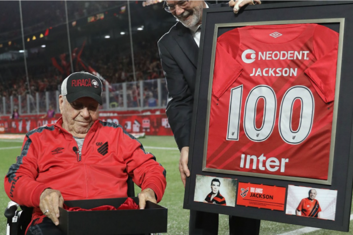 Nascido em Paranaguá em 1924, Jackson defendeu o Athletico entre 1944 e 1957, com uma breve passagem pelo Corinthians em 1950. 