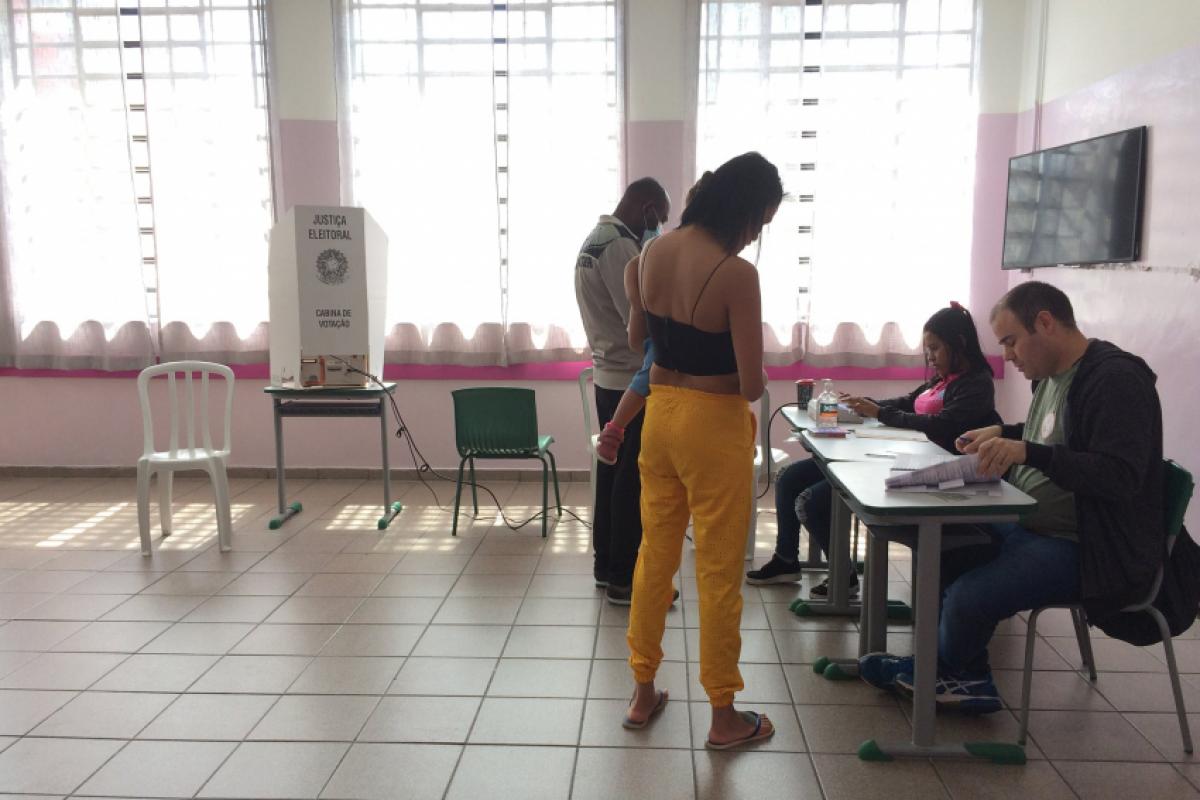 A análise considera os casos em que o candidato na liderança supera, fora da margem de erro, a soma dos demais concorrentes. 