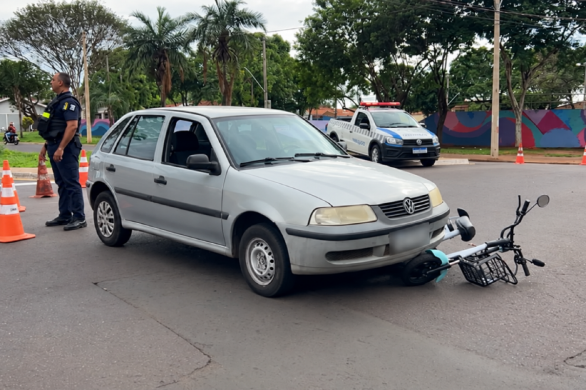Mãe e filha foram atingidas por veículo que avançou no sinal de pare