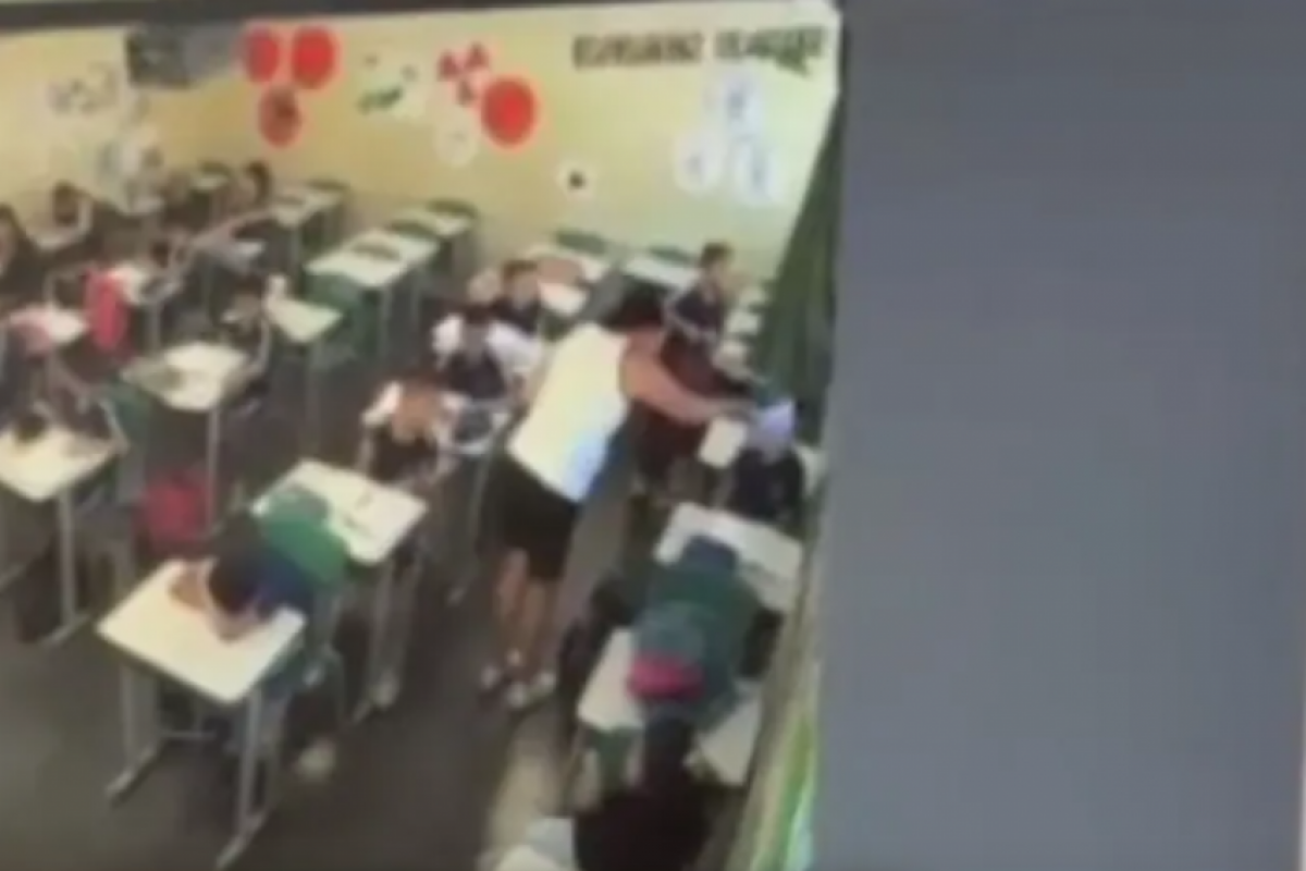  Segundo a mãe, o padrasto percebeu a cena enquanto assistia às imagens. 
