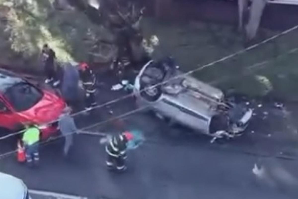 Carro capotado na zona sul de São José dos Campos