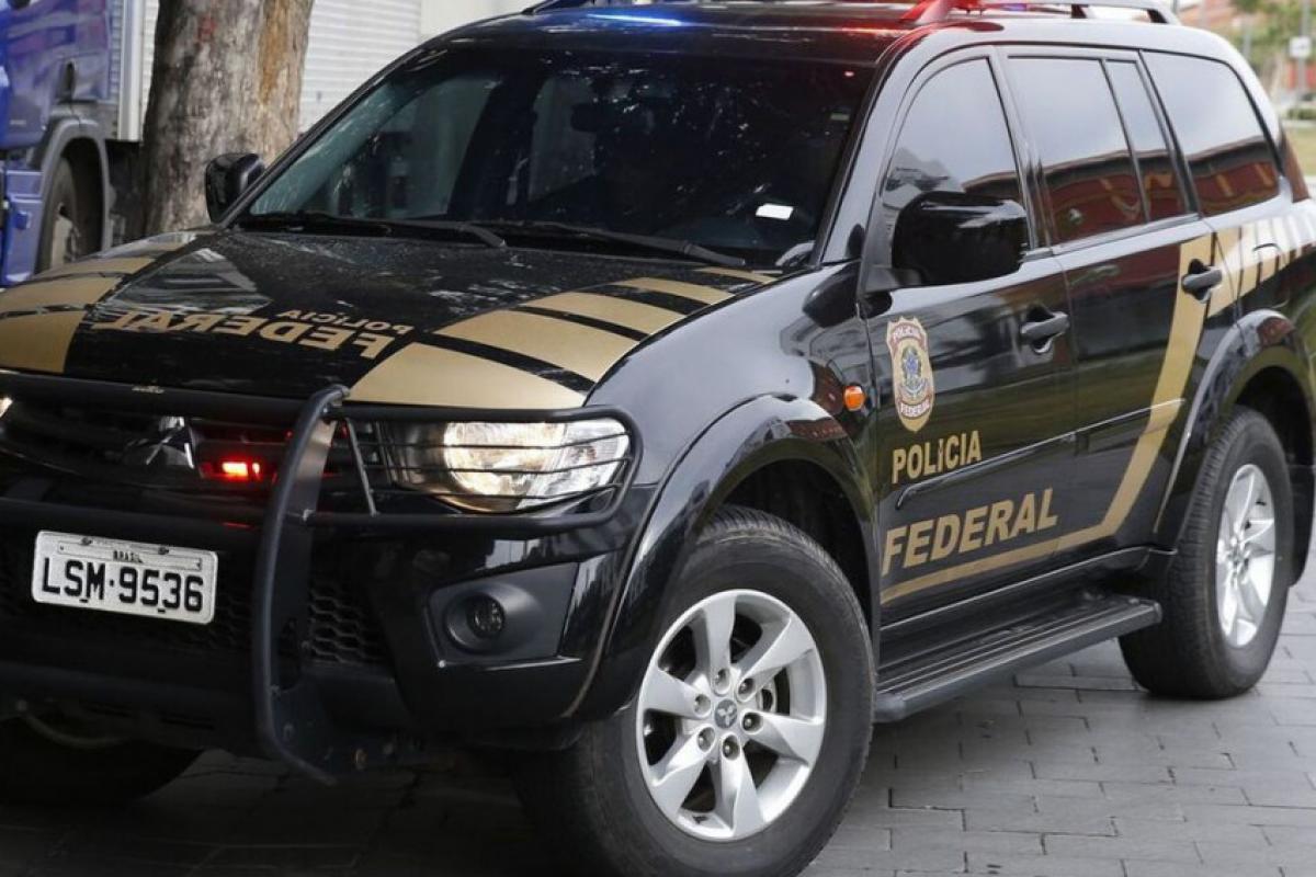 Policiais federais apreenderam dois computadores e um celular; material será periciado