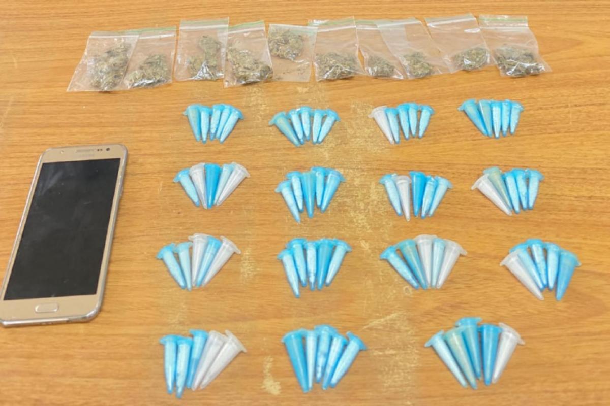 Jovem carregava 75 microtubos de cocaína e porções de maconha no bairro São José