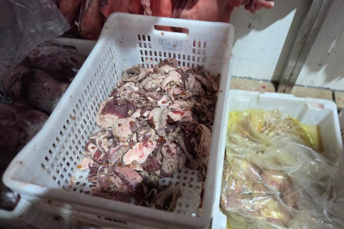 Gerente e subgerente foram presos; polícia afirma que nitrito de sódio era usado para mascarar cheiro e cor de carnes deterioradas.