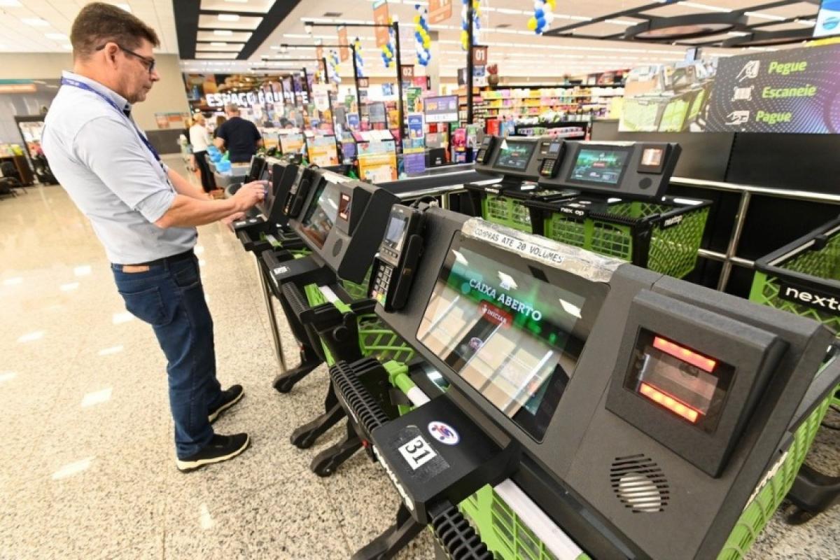 Saldo entre aberturas e encerramentos chegou a 795 empresas em agosto, alta de 27% em um ano; levantamento não inclui MEIs.