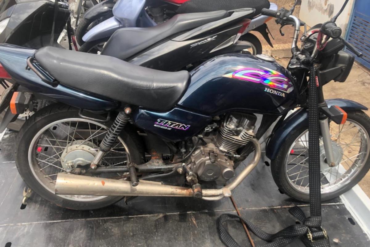 Motocicleta tinha registro de furto e era conduzida por mulher de 28 anos que não possuía habilitação; veículo foi encaminhado para perícia