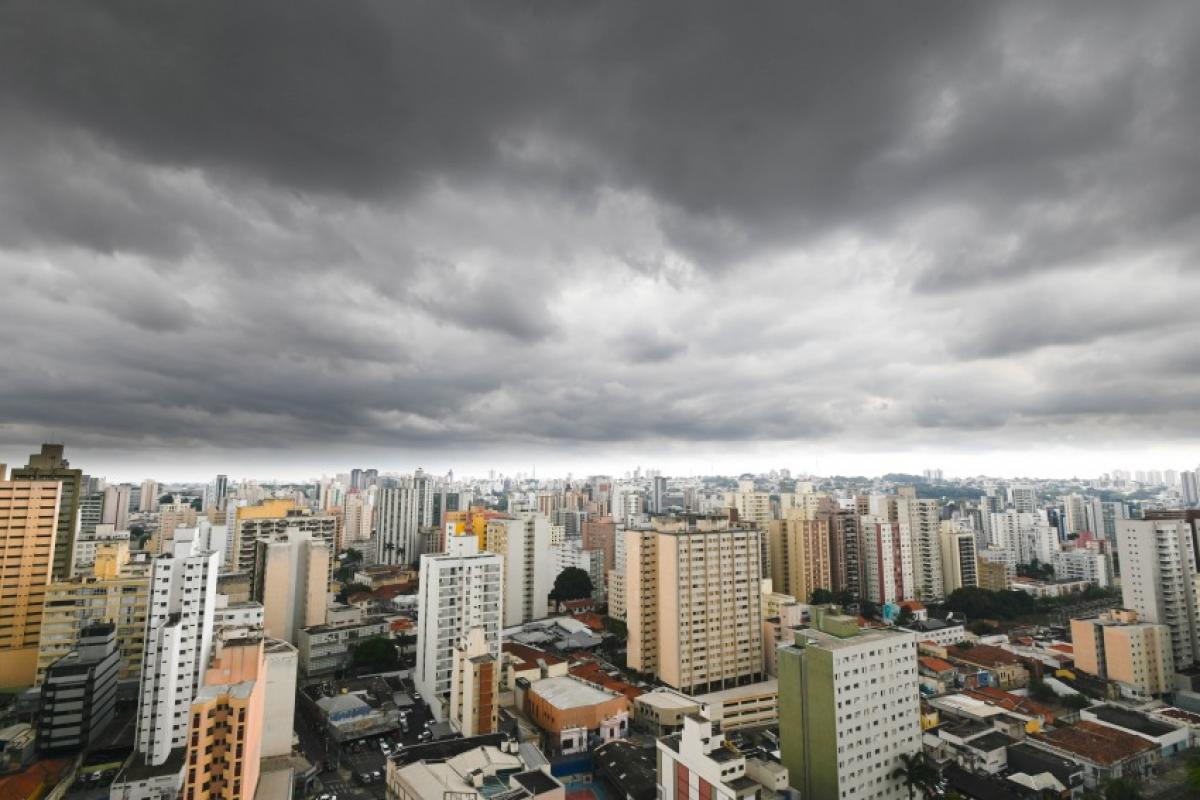 Defesa Civil Estadual prevê acumulados entre 50 e 70 mm na região até quarta-feira, com risco de raios, ventania e granizo isolado