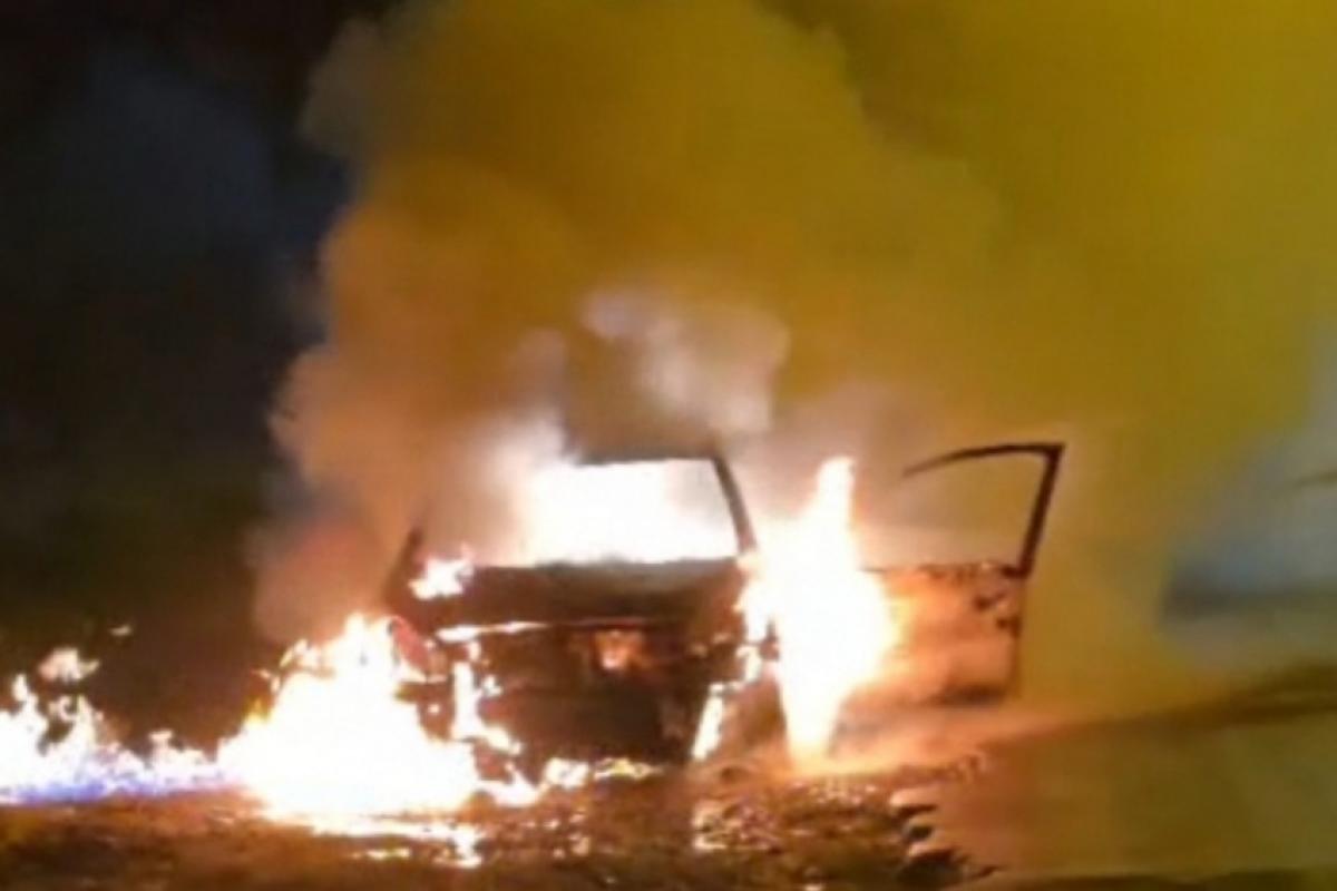 O carro foi destruído pelo fogo. 