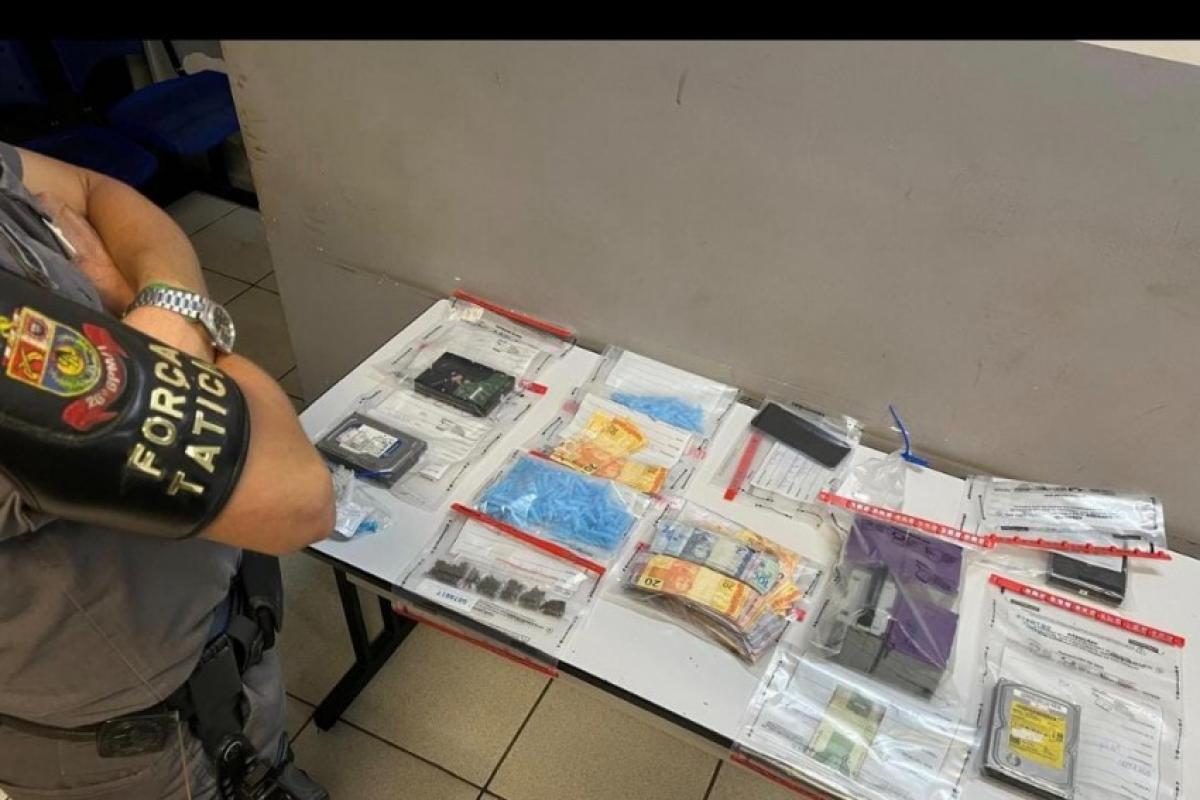 Segundo a corporação, durante patrulhamento, os policiais foram averiguar denúncias de que o local seria usado para a venda de entorpecentes. 