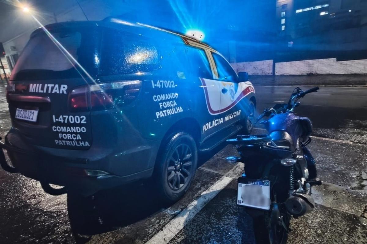 Dois jovens de 17 anos foram detidos no Jardim Chapadão, em Campinas; motocicleta havia sido roubada horas antes.