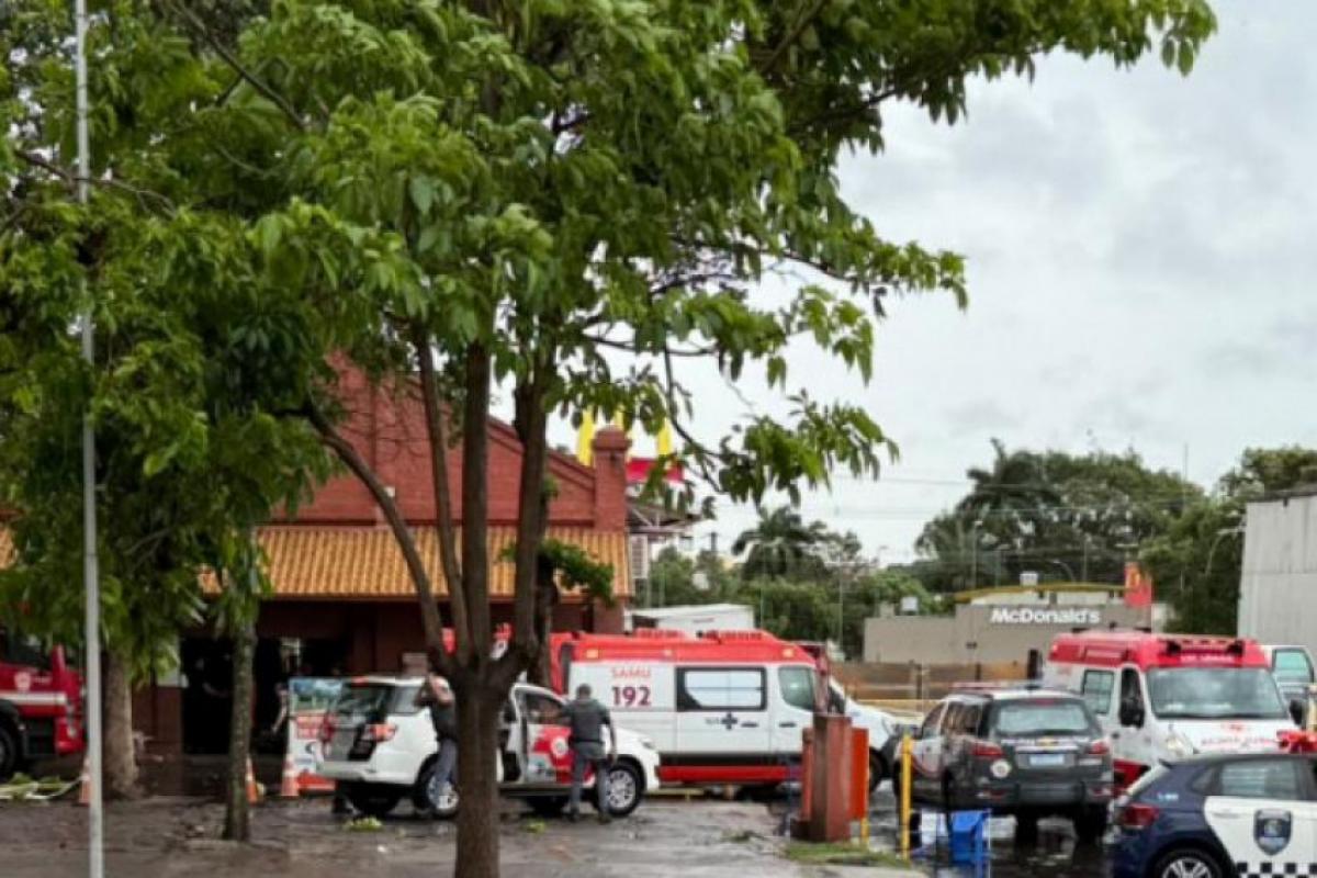 Bombeiros informam que duas vítimas foram retiradas dos escombros; região foi atingida por ventos de aproximadamente 100 km/h