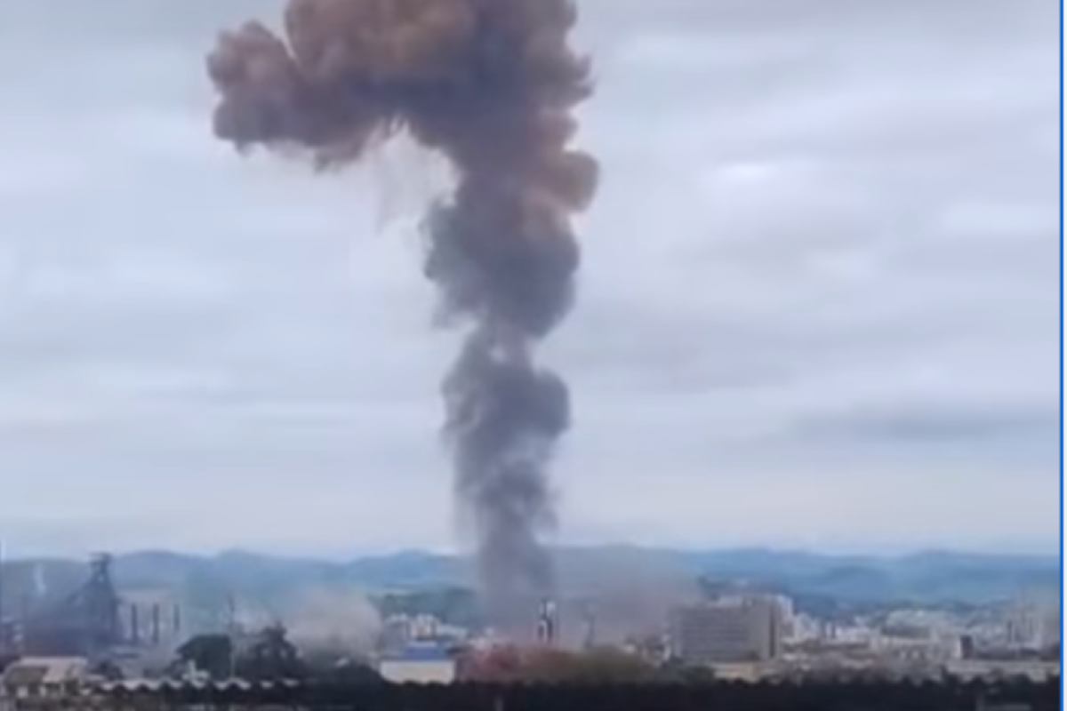  O incidente provocou focos de incêndio e uma grande nuvem de fumaça. 