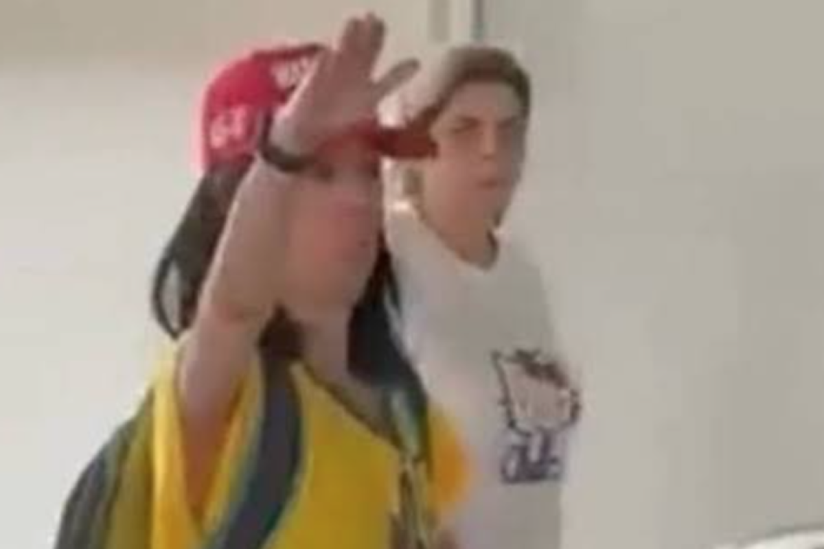 Eleitor descreve a mulher usando uma camiseta amarela com a frase 'meu partido é o Brasil' e um boné vermelho com a inscrição 'make america great again'.