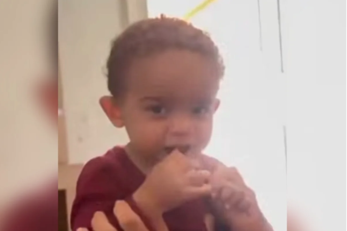 A mãe manobrava o veículo para retirá-lo da garagem quando atingiu o filho, sem perceber que ele estava ali.