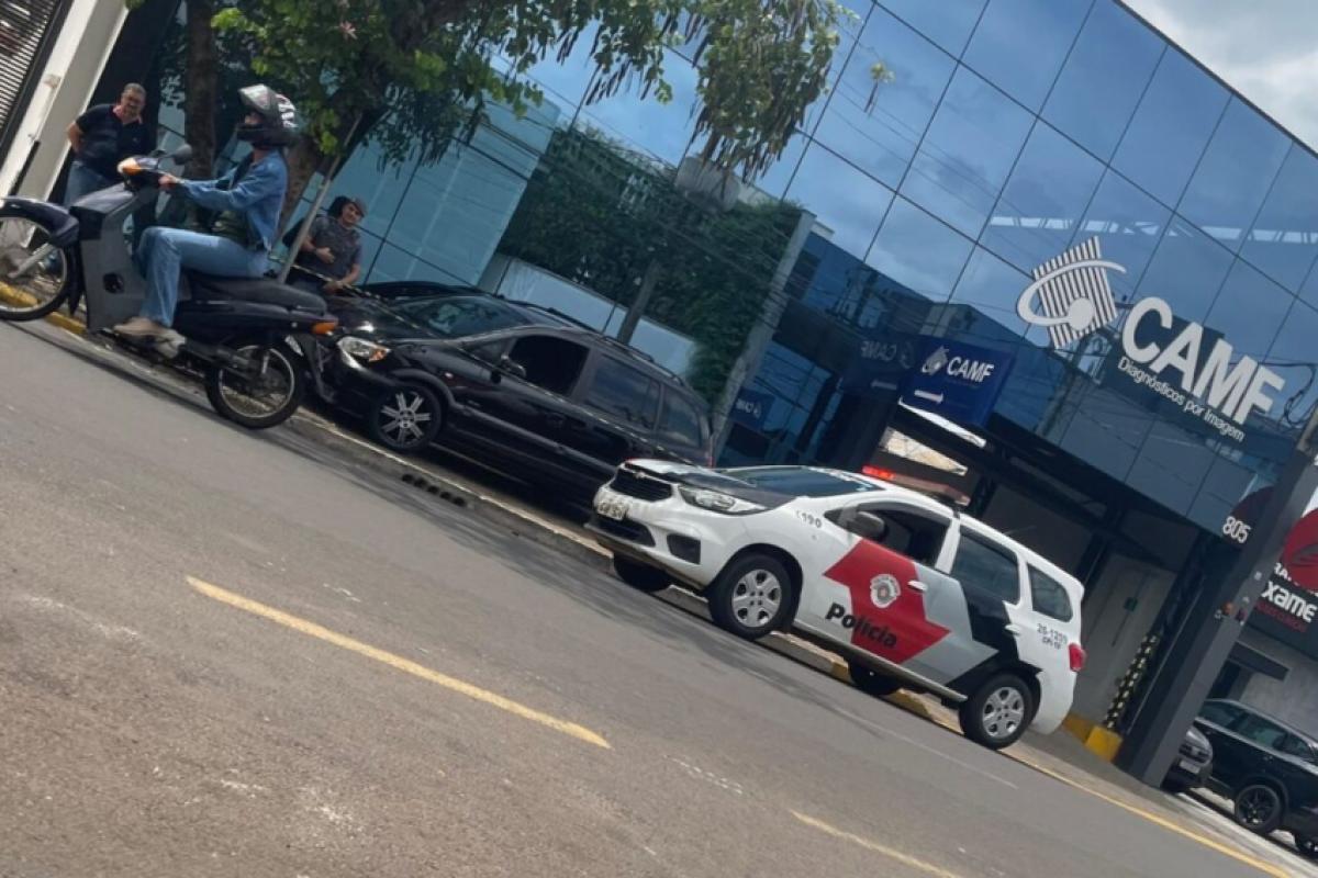 Idosa sofreu fratura na região do joelho; veículo subiu no passeio público e atingiu uma árvore na rua Floriano Peixoto