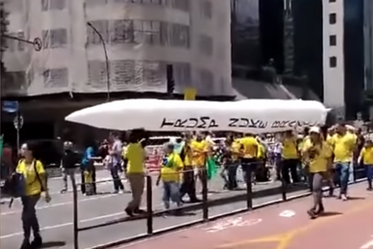 O objeto inflável branco trazia escrita a frase em inglês 'Trump nuke Brazil', algo como 'Trump, ataque o Brasil'. 
