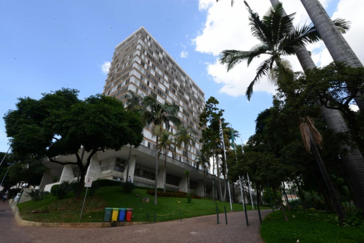 Projeto enviado à Câmara mantém contribuição de 14%, eleva idade mínima para novos servidores e busca enfrentar déficit atuarial de R$ 13 bilhões.