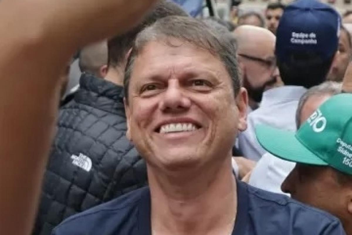  A declaração foi dada em entrevista ao jornal Estadão, após o senador Flávio Bolsonaro divulgar uma carta na qual se apresentou inicialmente como o 'verdadeiro presidente eleito' do Brasil