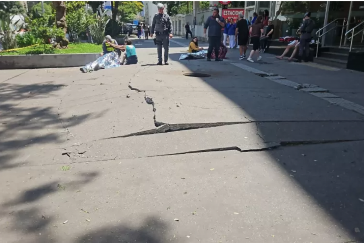O impacto causou um solapamento de trecho da calçada.