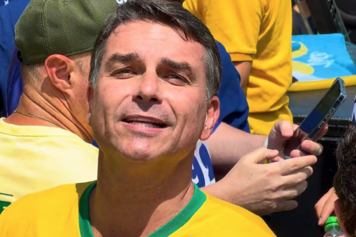 Flávio teve 47,03% dos votos válidos no primeiro turno, contra 45,16% de Lula. 