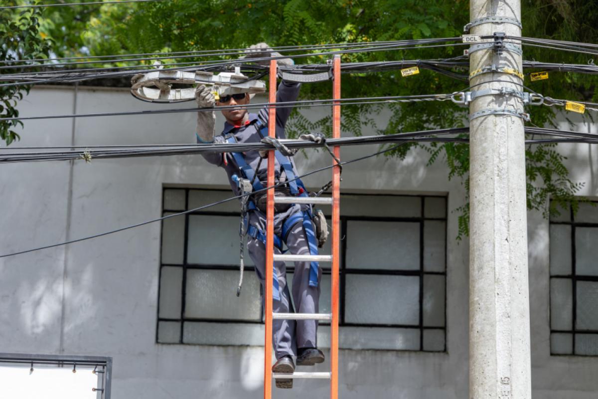 O mutirão de reordenamento da fiação aérea é realizado semanalmente através de uma parceria entre a Prefeitura de Jundiaí, CPFL-Piratininga e empresas de telecomunicações