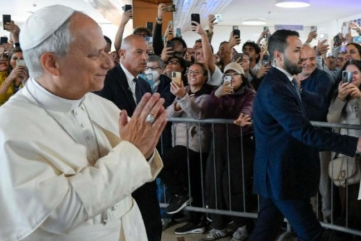 Uma multidão aguardava o Papa Leão XIV na chegada ao Hospital Agostino Gemelli