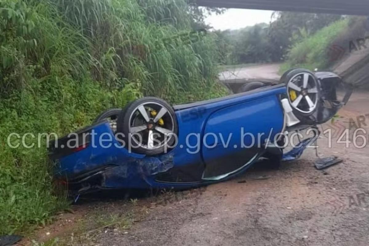 O veículo atingiu um poste, capotou e caiu pelo vão de um viaduto, parando na Avenida Antônio Barchetta