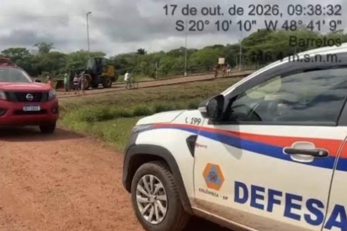 Equipes de mergulhadores do Corpo de Bombeiros de Barretos atuam no local para localizar as vítimas.