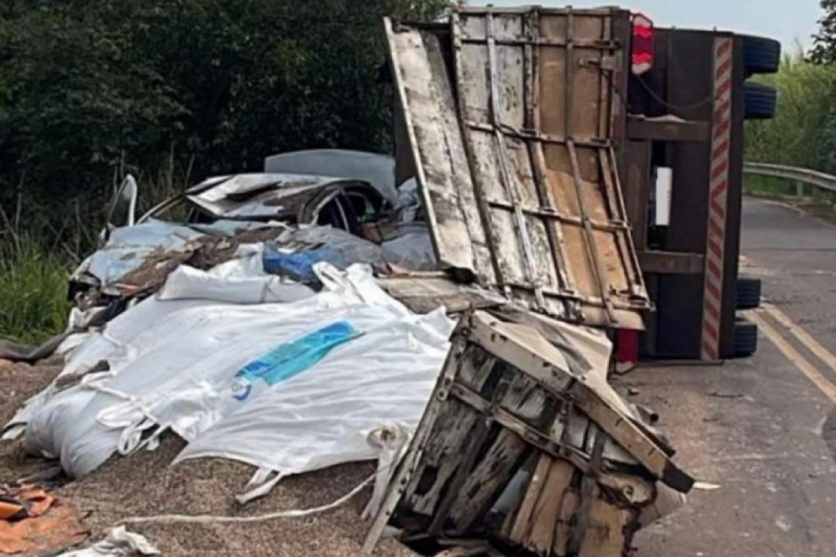 Adriano Jacomino e a esposa foram socorridos e levados para a Santa Casa de Araçatuba; motorista da carreta também ficou ferido