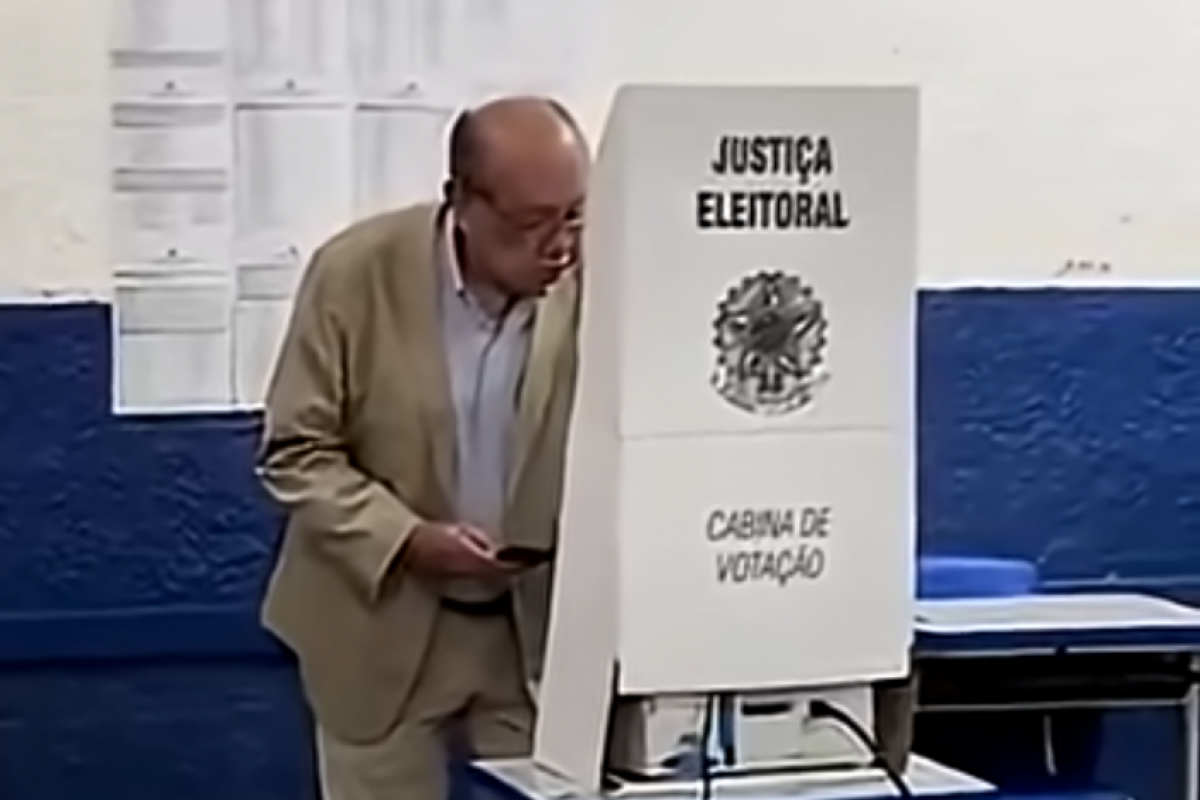 O episódio repercutiu nas redes sociais após imagens levantarem a suspeita de que o ministro teria levado um celular para a cabine. 