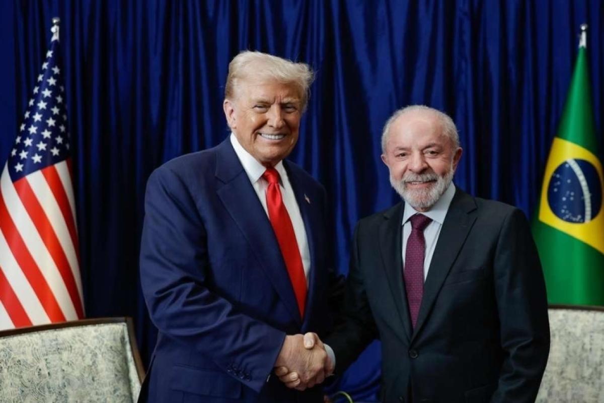 O jato particular em que Flávio viajou foi providenciado, segundo as duas publicações, por Jason Miller, funcionário de comunicação da Casa Branca.