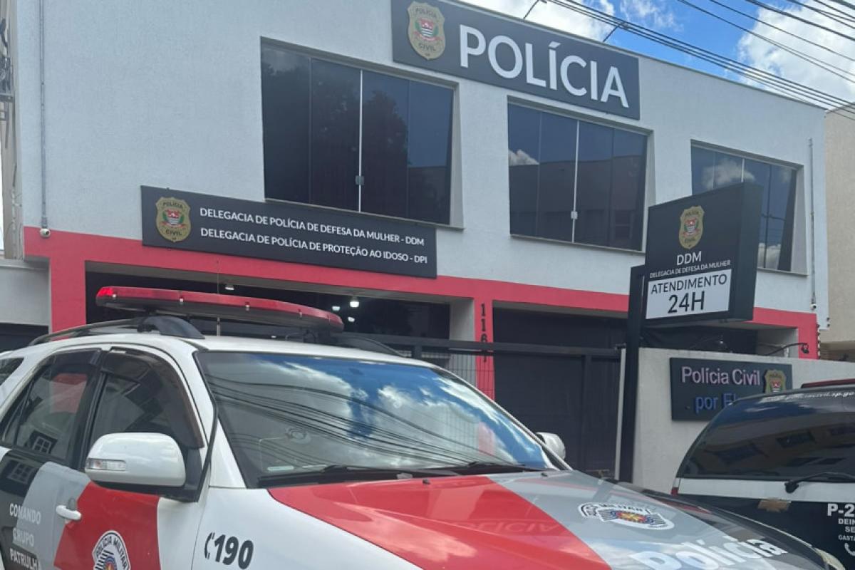 O casal foi indiciado por tentativa de homicídio qualificado, com as qualificadoras de motivo fútil, recurso que dificultou a defesa da vítima e tortura