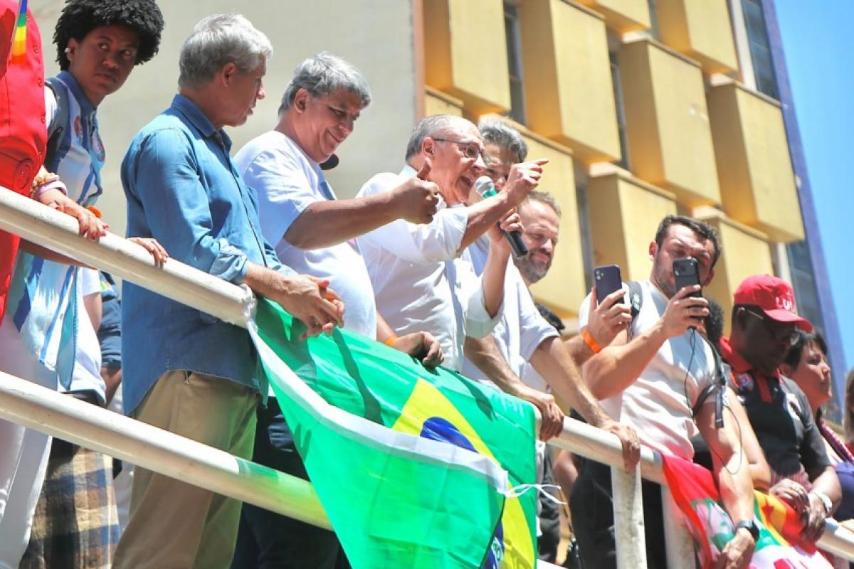 Vice-presidente criticou adversário de Lula durante ato com Fernando Haddad e também falou sobre escala 6x1, MEI e transporte gratuito.