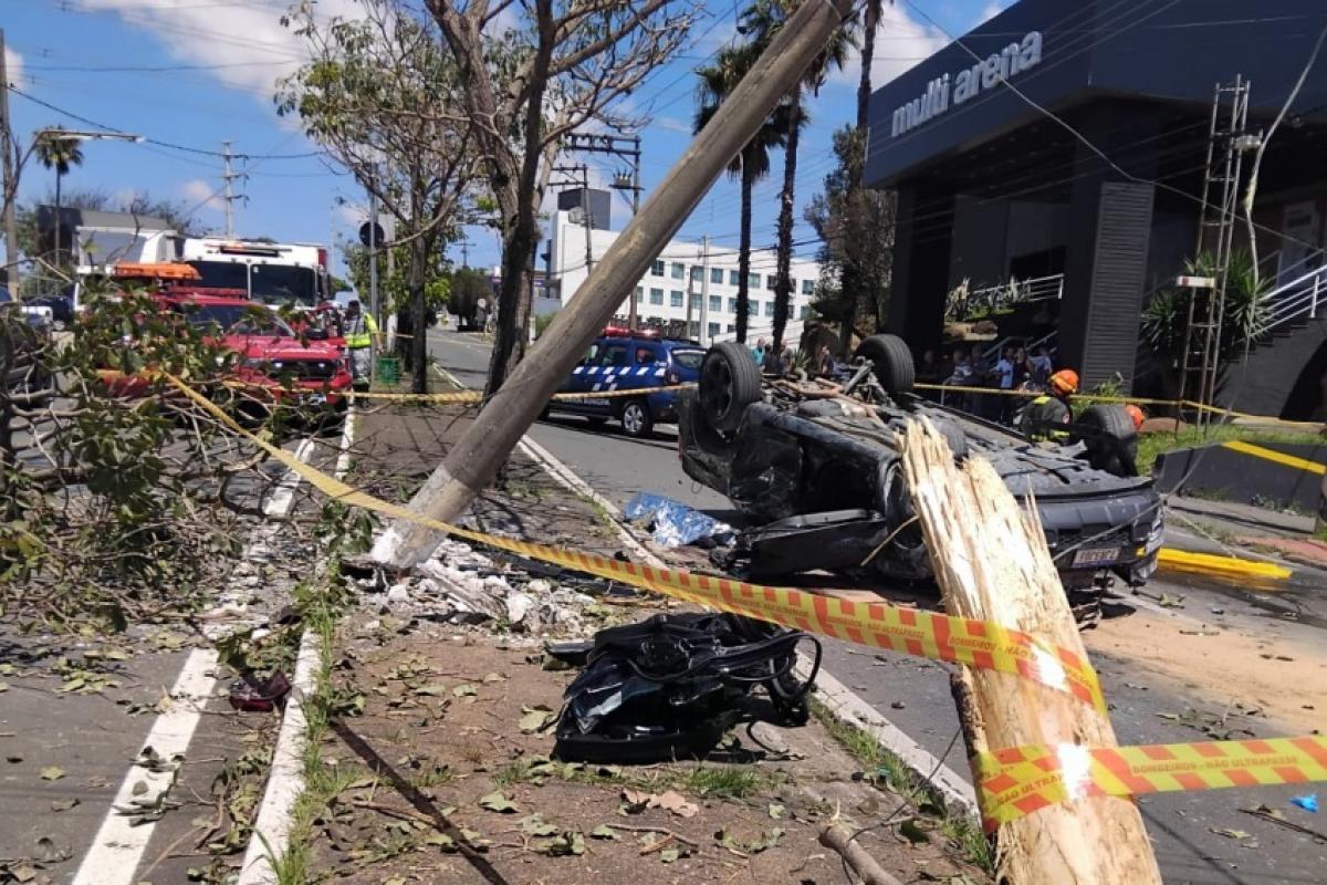 Acidente envolvendo automóveis ocorreu na entrada do distrito, em frente à Multi Arena; veículo atingiu poste e árvore antes de capotar.