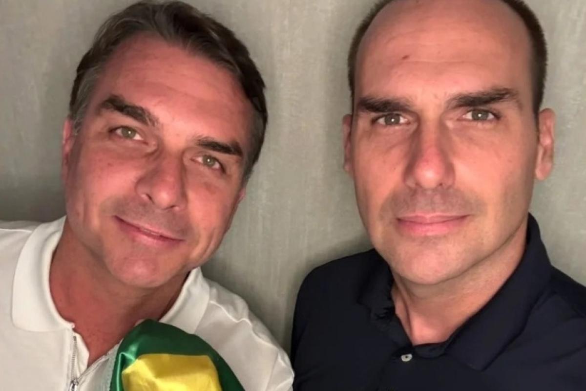 Flávio e Eduardo postam foto juntos nos EUA